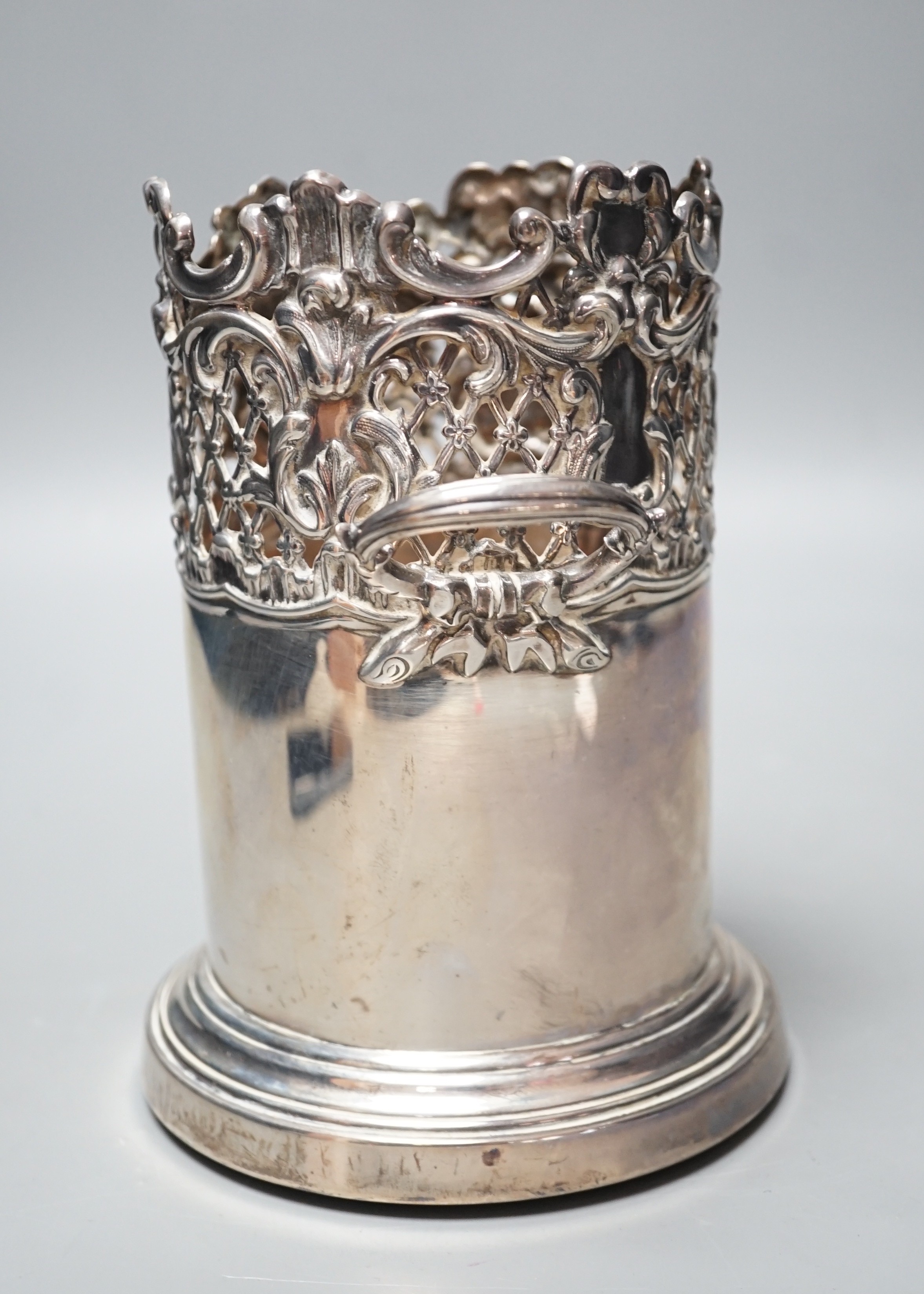 An Edwardian pierced silver mounted two handled syphon stand, by Goldsmiths & Silversmiths Co Ltd, London, 1903, 17.8cm, with turned wooden base.